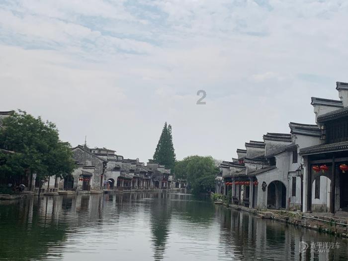 逃离废弃高校